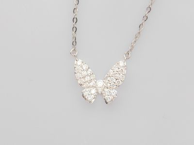 Collier papillon en or gris 750°/°° (18K), à maille jaseron,…