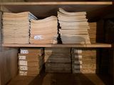 de nombreuses piles de papiers sur une étagère dans une pièce