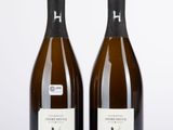 deux bouteilles de vin posées l'une à côté de l'autre sur une table