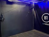une pièce avec un mur noir et un plafond bleu
