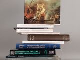 plusieurs livres empilés sur une table