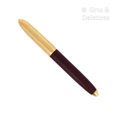 un stylo posé sur une surface blanche