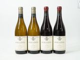 quatre bouteilles de vin sont alignées sur une surface blanche