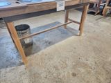 une table en bois sur laquelle sont posés des assiettes et des bols