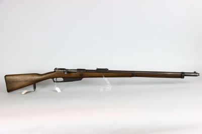 un fusil avec un canon en bois sur fond blanc