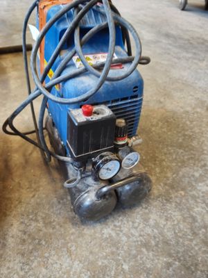 a blue machine that is sitting on the floor