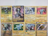 il y a beaucoup de cartes Pokémon accrochées au mur dans la pièce