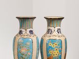 deux vases posés sur une étagère blanche