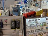 un magasin avec beaucoup d'articles sur les étagères