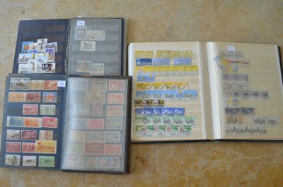 un grand nombre de timbres différents sur les pages d'un livre