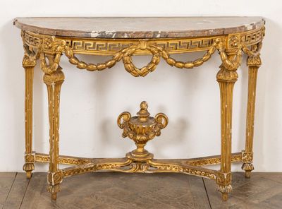 Console en bois sculpté et doré.