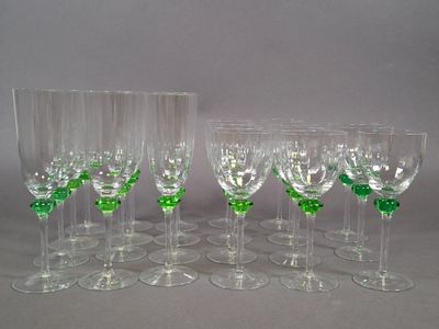 Vingt trois verres à pied en cristal à collerette verte comp…