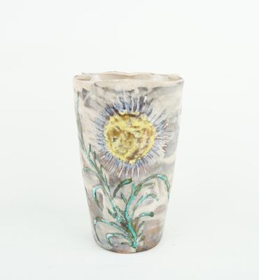vase en céramique fait main, orné d'un motif de chardon sur l'extérieur