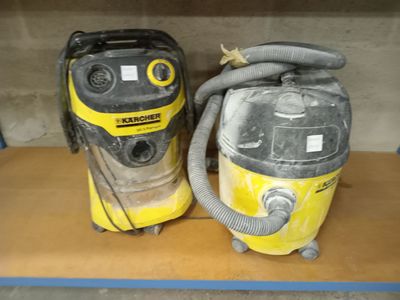des aspirateurs à eau jaunes et noirs posés sur une étagère en bois