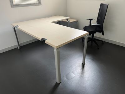 Bureau en mélmainé clair (180 x 160 cm env.