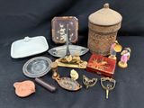 un grand nombre d'objets posés sur une table