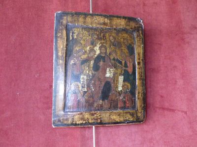 un vieux tableau représentant un homme et une femme sur fond rouge