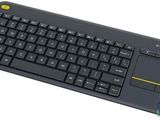 Le clavier est noir et comporte un bouton jaune.