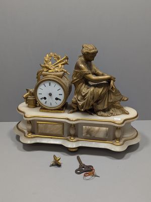 Pendule romantique en onyx et bronze doré à décor à l'amorti…
