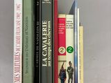 une personne tenant une pile de livres à la main