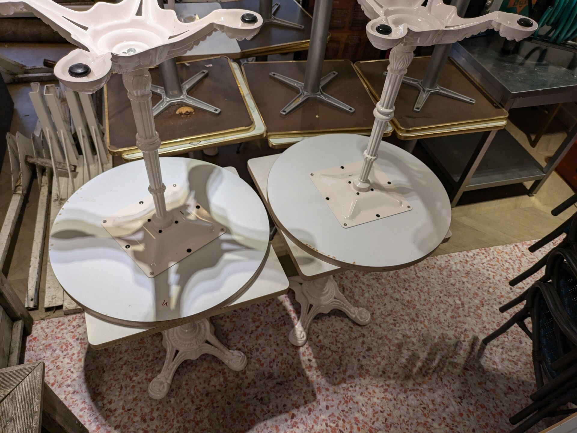 17 tables bistrot carrées à plateau en mélaminé laqué blanc …
