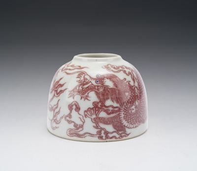 Vase chinois en porcelaine rouge et blanche orné d'un dragon