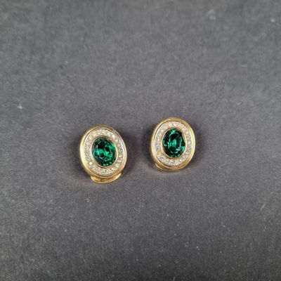 une paire de boucles d'oreilles en émeraude et diamant