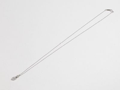 chaîne en argent avec un pendentif en diamant sur fond blanc