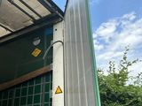 un camion dont la porte est ouverte et sur lequel est apposée une pancarte sur le côté