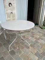 TABLE en métal et fer forgé laqué blanc.