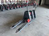 une photo d'un chariot élévateur dans un entrepôt