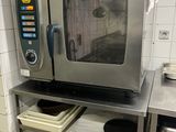 un micro-ondes posé sur une table dans une cuisine