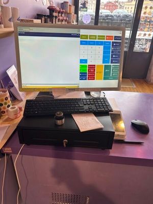 un bureau sur lequel se trouvent un ordinateur, un clavier, une souris et d'autres objets