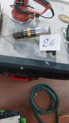 un grand nombre d'outils sur la table
