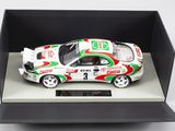 une maquette de voiture dans une vitrine posée sur une surface blanche