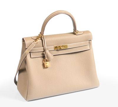 un sac à main en cuir beige sur fond blanc