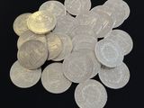 une pile de pièces d'argent sur une surface noire