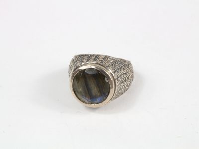 Gros plan sur une bague contenant une pierre