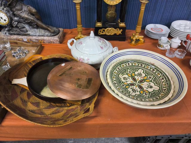 Soupière et sous tasses en porcelaine de la manufacture royale, S...