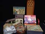 un grand nombre d'objets posés sur une table