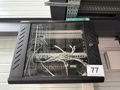une vitrine contenant des fils et encore des fils