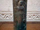 un vase posé sur une table devant un mur