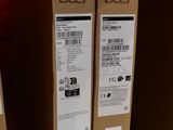 trois boîtes de produits Acer posées sur une table
