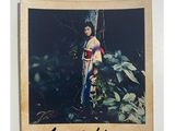 une photo d'une femme en bikini prenant la pose pour une photo