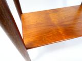 une image représentant une chaise en bois sur fond blanc