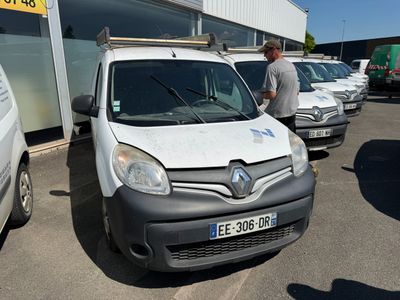 un homme debout à côté d'une camionnette blanche sur un parking