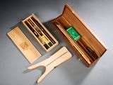 une boîte en bois contenant une paire de ciseaux et une paire de pinces