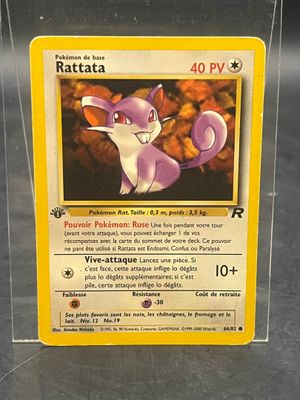 une carte Pokémon sur laquelle figure l'image d'un chat