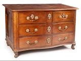 une commode en bois avec de nombreux tiroirs