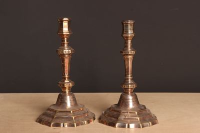 deux bougies posées sur une table